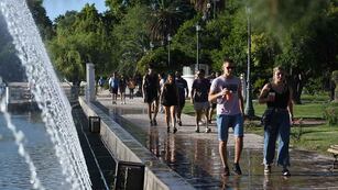 Calor, 
Temperaturas muy altas en la provincia de Mendoza.
A pesar del calor los visitantes disfrutan de Rosedal y el lago del parque General San Martín de ciudad.
Foto:José Gutierrez / Los Andes