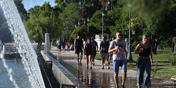 Calor, 
Temperaturas muy altas en la provincia de Mendoza.
A pesar del calor los visitantes disfrutan de Rosedal y el lago del parque General San Martín de ciudad.
Foto:José Gutierrez / Los Andes