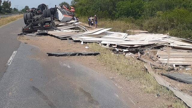 Vuelca un camión con su carga en RN12