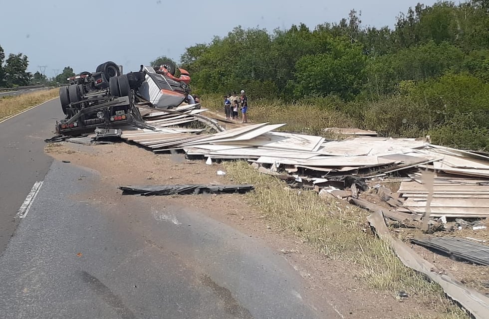 Siniestro vial: vuelca un camión con su carga en RN12