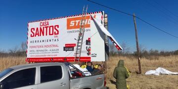Sufrió una descarga eléctrica y cayó de 6 metros de altura.