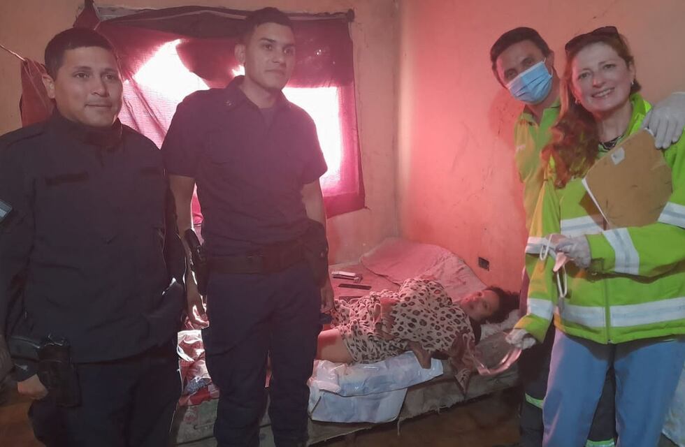 Gran gesto: policías ayudaron a una vecina de La Plata a dar a luz a su bebé
