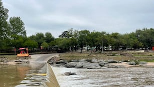 Crecida en el Río San Antonio por las lluvias (La Voz)