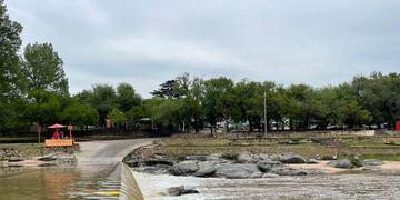 Crecida en el Río San Antonio por las lluvias (La Voz)