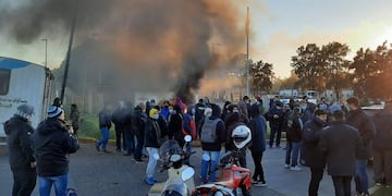 Los trabajadores iniciaron la protesta este martes frente al acceso por calle Yrigoyen. (FM Horizonte)