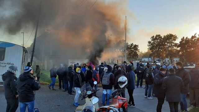 Los trabajadores iniciaron la protesta este martes frente al acceso por calle Yrigoyen. (FM Horizonte)