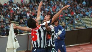 Daniel Albornós festeja con Diego Garay. Artífices del inolvidable ascenso de Talleres ante Belgrano (La Voz / Archivo)