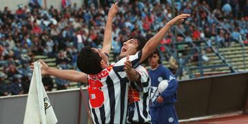 Daniel Albornós festeja con Diego Garay. Artífices del inolvidable ascenso de Talleres ante Belgrano (La Voz / Archivo)