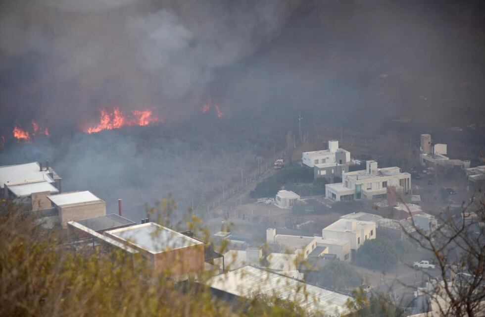 Nubes negras, desesperación y fuego: las imágenes del incendio en La Calera