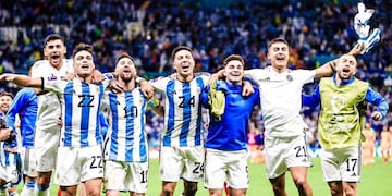 Paulo Dybala celebrando el triunfo con sus compañeros.