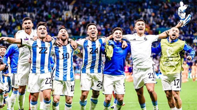 Paulo Dybala celebrando el triunfo con sus compañeros.
