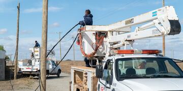 La empresa trabaja en la obra de baja tensión que beneficiará a 1500 familias de la ciudad capital