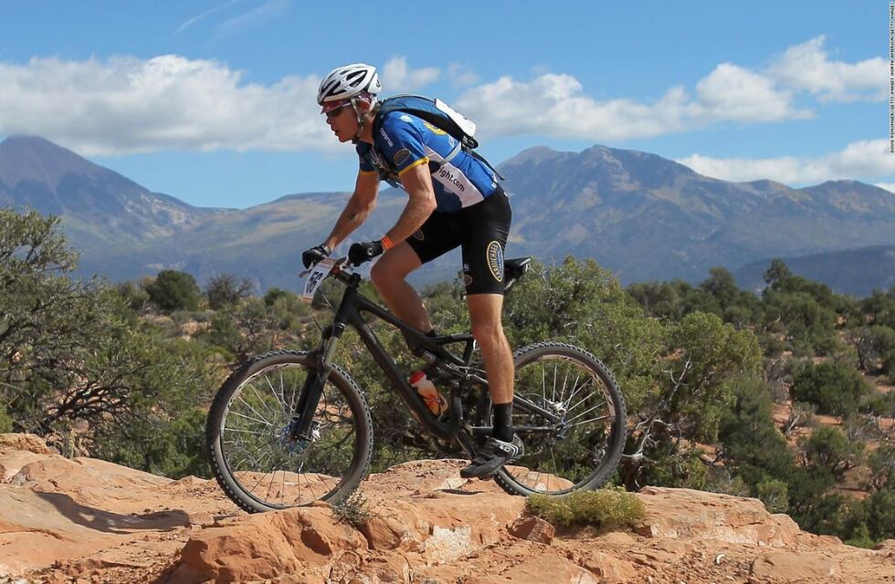 La imprudente maniobra de un ciclista en Córdoba que podría haber terminado en tragedia