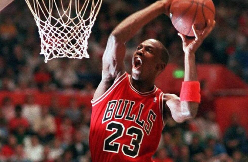 El récord que pagaron en una subasta por las míticas zapatillas de Michael Jordan