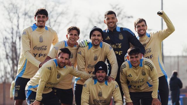 Mariano Troilo, arriba a la izquierda, junto a Lionel Messi y parte del plantel de la Scaloneta (Prensa Argentina).