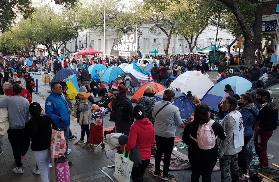El Polo Obrero montó un acampe piquetero con más 90 carpas en una calle de la Ciudad de Mendoza