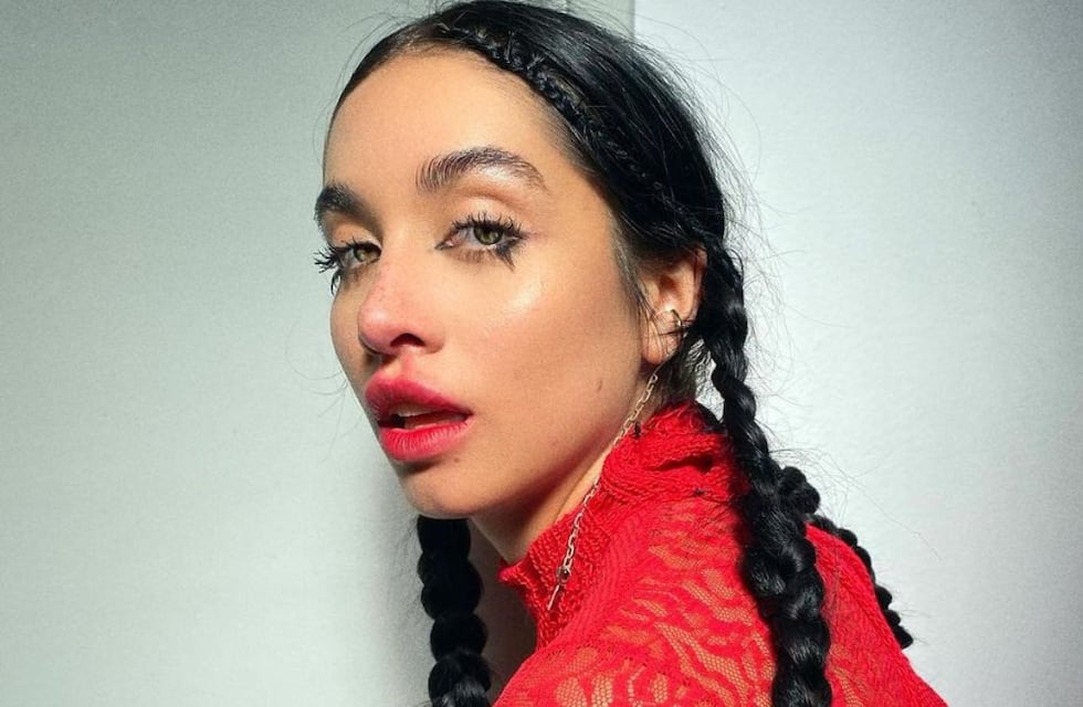 María Becerra deslumbró en los Latin Grammy 2022 con un diseño argentino: vestido negro con metal