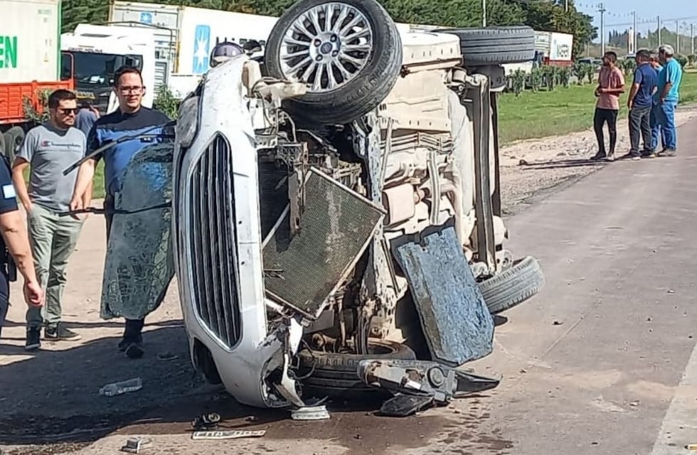 Tragedia Ruta 7: Un auto volcó en el mismo lugar donde se produjo el del micro de los hinchas de Boca