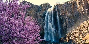 Uno de los atractivos del norte neuquino, cascada La Fragua (Twitter: @minturismo).