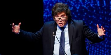 Javier Milei, candidato presidencial por la coalición La Libertad Avanza, habla durante un debate el domingo 8 de octubre de 2023, en Buenos Aires, Argentina. Las elecciones generales se llevarán a cabo el 22 de octubre. (Agustín Marcarian, foto compartida vía AP)