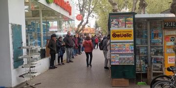 La cola en un kiosco de Villa Mercedes para conseguir las Figuritas del Mundial.