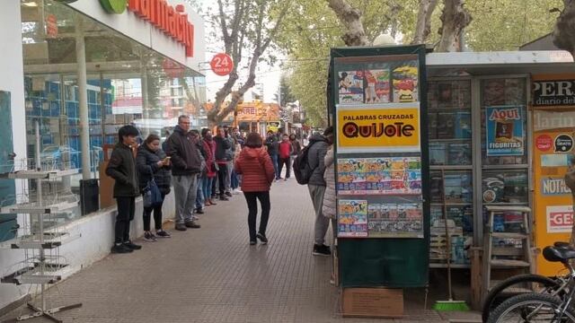 La cola en un kiosco de Villa Mercedes para conseguir las Figuritas del Mundial.