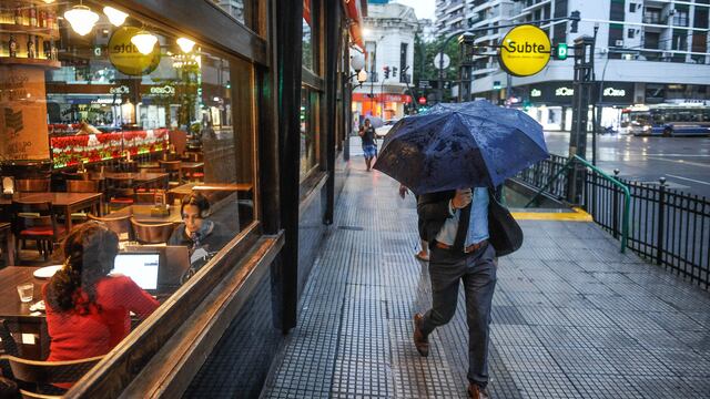 Lluvia y tormenta en la ciudad de Buenos Aires , Argentina
Gente con paraguas
Zona de Palermo
Foto Federico Lopez Claro
