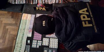 En el departamento del joven encontraron 4.450 "cartones" de LSD, cocaína, marihuana, éxtasis y dinero. (Mpfcordoba.gob.ar)