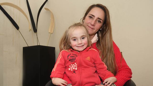 Juanita de 4 añitos ,padece de la enfermedad de agenesia de radio y mano bot. Sortearán un lote para reunir el dinero de la operación.