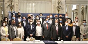 Capitanich estuvo acompañado de intendentes, legisladores, senadores y funcionarios del Chaco.