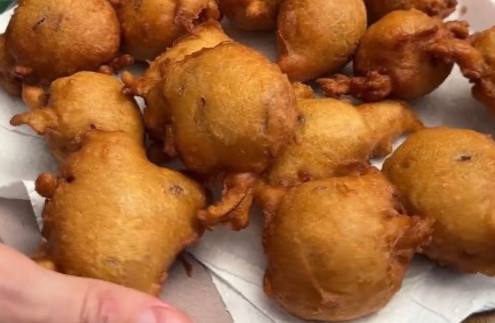 Buñuelos de manzana húmedos y esponjosos: la receta definitiva de Paco Almeida