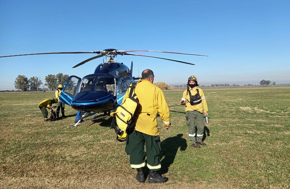 Brigadistas y Bomberos combatieron incendios en Islas Lechiguanas