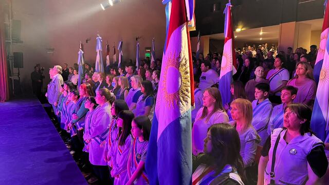 Abanderados recibieron una distinción del Centro Español.