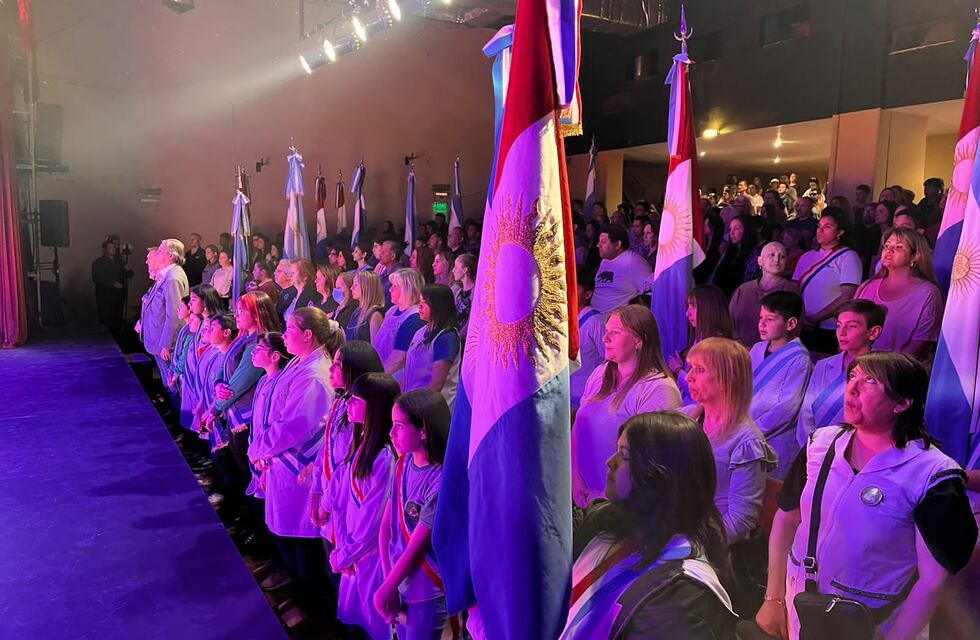 Estudiantes de Carlos Paz recibieron un reconocimiento del Centro Español