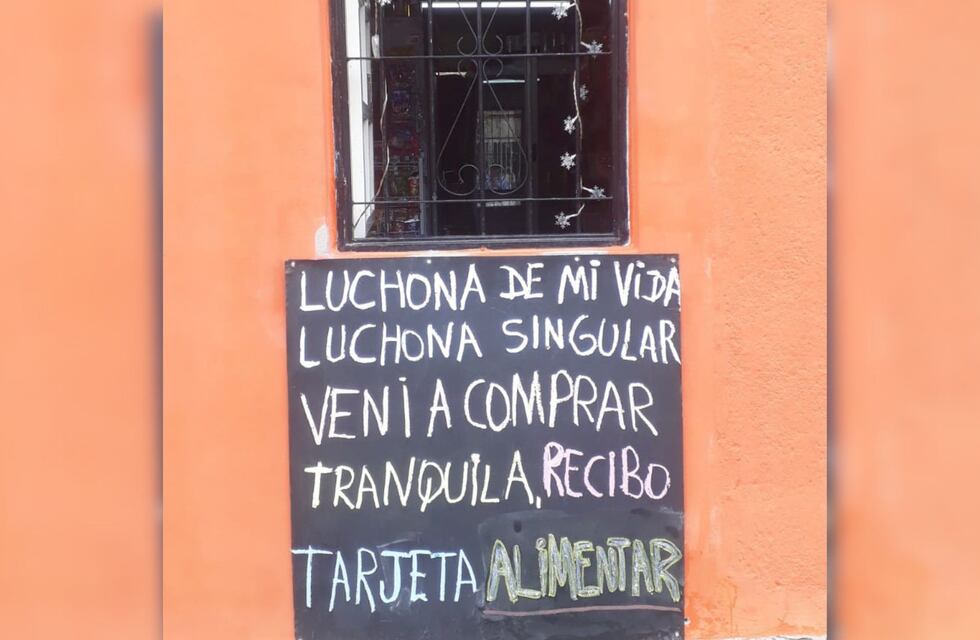 Córdoba, cuna del humor: es kiosquero, hace memes en redes y tiene los carteles más originales