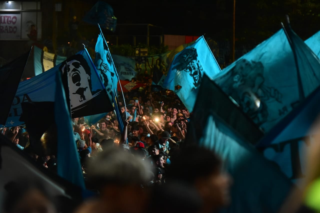 Banderazo de Belgrano en la previa del clásico. (Nicolás Bravo / La Voz).