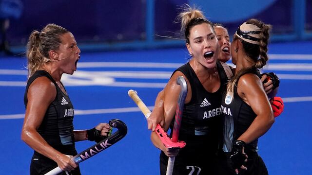 Noel Barrionuevo festeja uno de sus dos goles ante India, para que Las Leonas clasifiquen a la gran final de Tokio 2020.