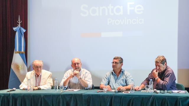 El gobernador durante la licitación de la obra de ampliación del sistema de desagües cloacales de Tostado.