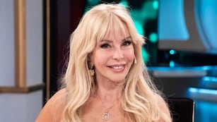 A los 71 años, Graciela Alfano posó desde la playa con la microbikini más arriesgada de todas: roja y con aberturas.