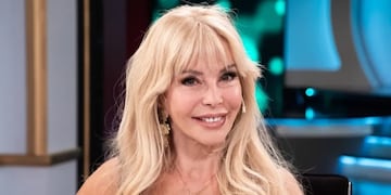 Diva a los 70: Graciela Alfano modeló una microbikini neón y se llevó todos los corazones rojos.