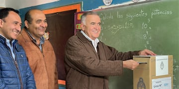 Jaldo participó del proceso electoral acompañado por vecinos y autoridades locales. (Foto Vía Tucumán)