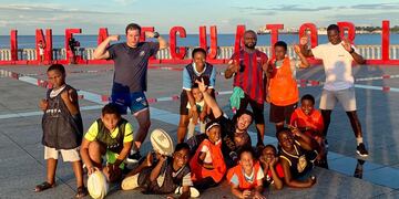 Martín Pérez Marianetti actualmente está en Guinea Ecuatorial donde armó una escuela deportiva gratuita y enseña rugby a los niños.