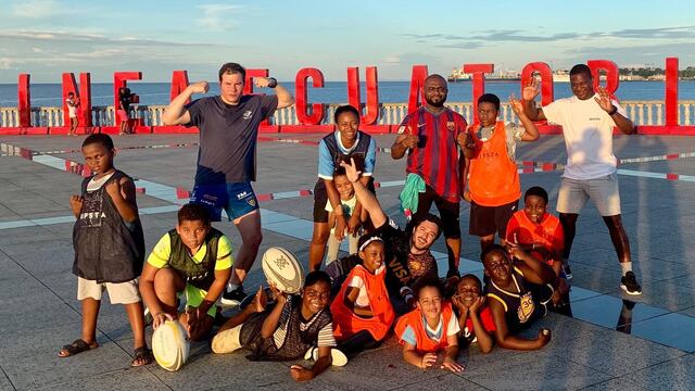 Martín Pérez Marianetti actualmente está en Guinea Ecuatorial donde armó una escuela deportiva gratuita y enseña rugby a los niños.