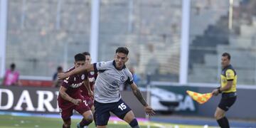 Enzo Díaz con la pelota, en el duelo entre Talleres y Lanús, por la Liga Profesional, en el Kempes. (Ramiro Pereyra / La Voz)