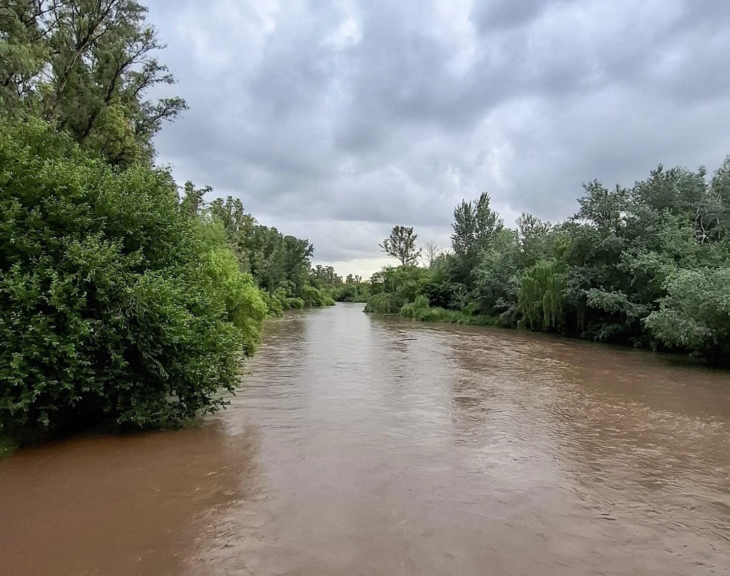 Bandera Roja en la costa del Río Xanaes en Arroyito por la creciente