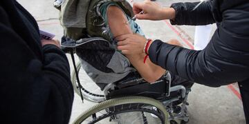 El ministerio de Salud y la municipalidad de la Ciudad de Mendoza realizaron un operativo donde vacunaron a personas discapacitadas que participan en los talleres municipales. Gentileza MCM