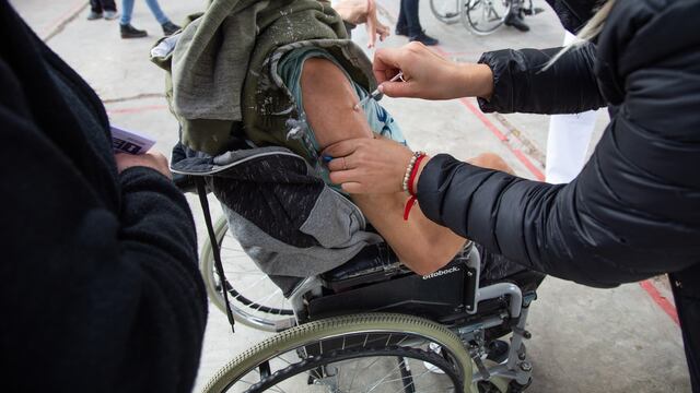 El ministerio de Salud y la municipalidad de la Ciudad de Mendoza realizaron un operativo donde vacunaron a personas discapacitadas que participan en los talleres municipales. Gentileza MCM