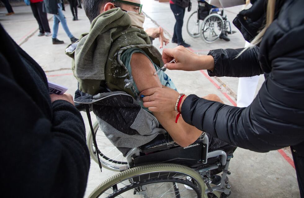 Vacunaron a personas discapacitadas de los talleres municipales de Ciudad