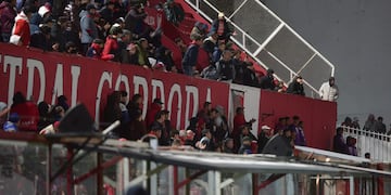 Instituto y el reclamo de sus hinchas, por un primer tiempo calamitoso, 4-0 en contra.
