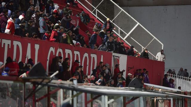 Instituto y el reclamo de sus hinchas, por un primer tiempo calamitoso, 4-0 en contra.